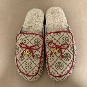 TORY BURCH T MONOGRAM CHARM SHEARLING MULE HAZEL/RED COLOR SIZE 7